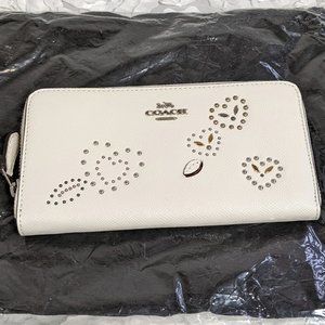 COACH White Zip Wallet with Heart Bandana Rivets NEW